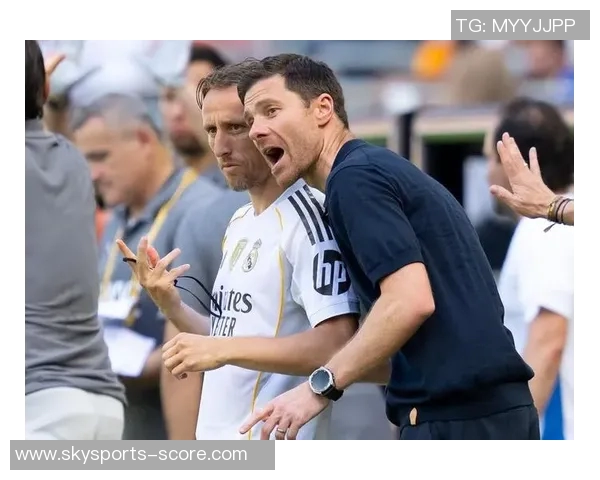 德甲焦点战:皇马大胜里昂红牌事件引发全场热议与战术分析 德甲焦点战:皇马大胜里昂红牌事件引发全场热议与战术分析