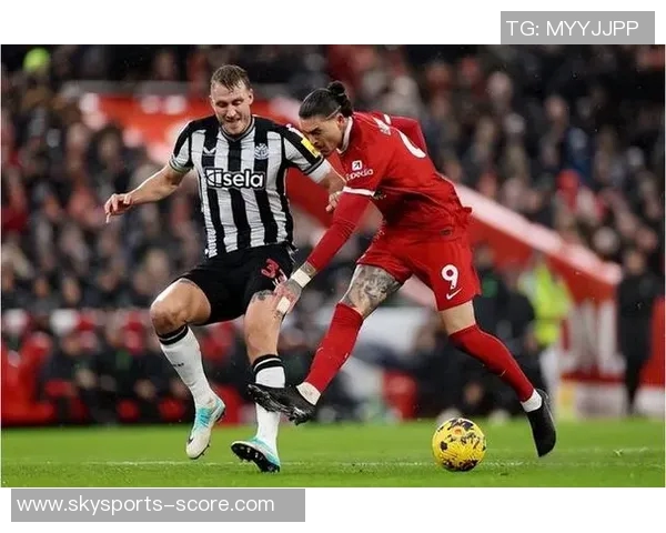 AC米兰6-2大胜利物浦争议判罚引发全场热议与欢呼